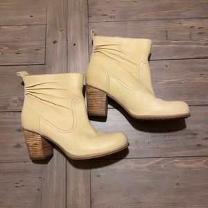 Timberland Cream Leather Ankle Booties - size 9M
